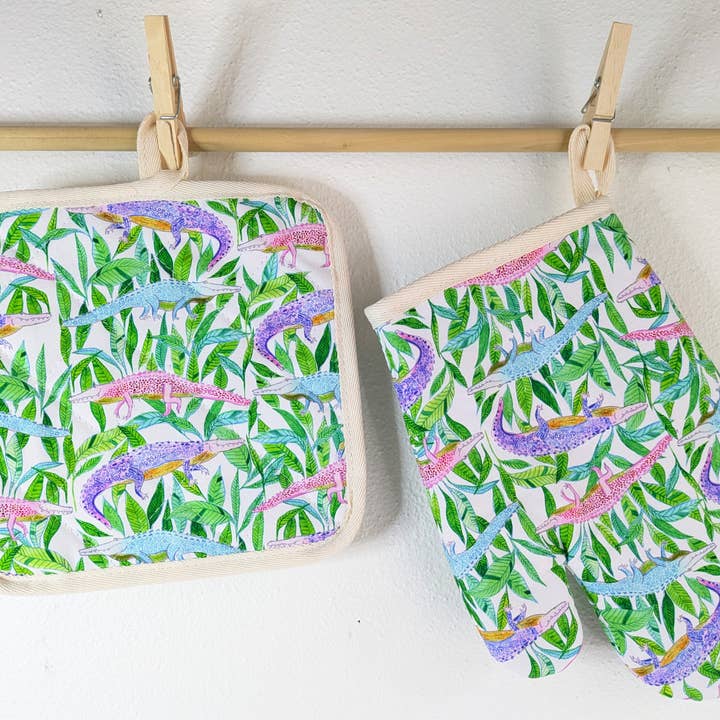 Natalie V. Mason - Wholesale Oven Mitt/Pot Holder - Oven Mitt & Pot Holder Set - Alligators (white)7