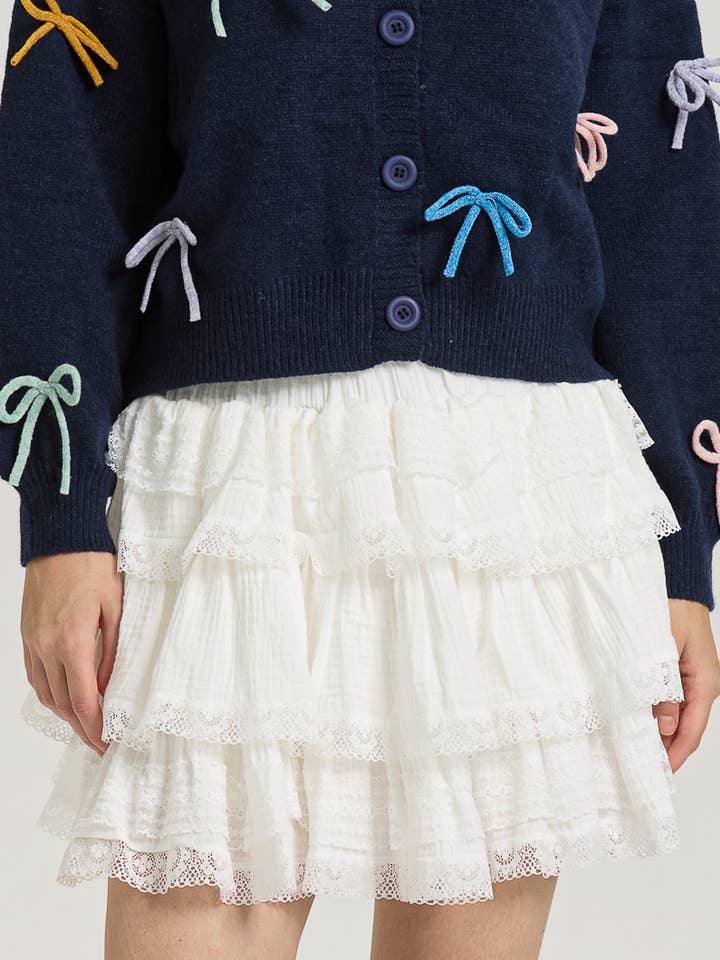 RP2658 - Vit kort kjol med lager, spetskant och volang för wholesale av ROSIE POSIE