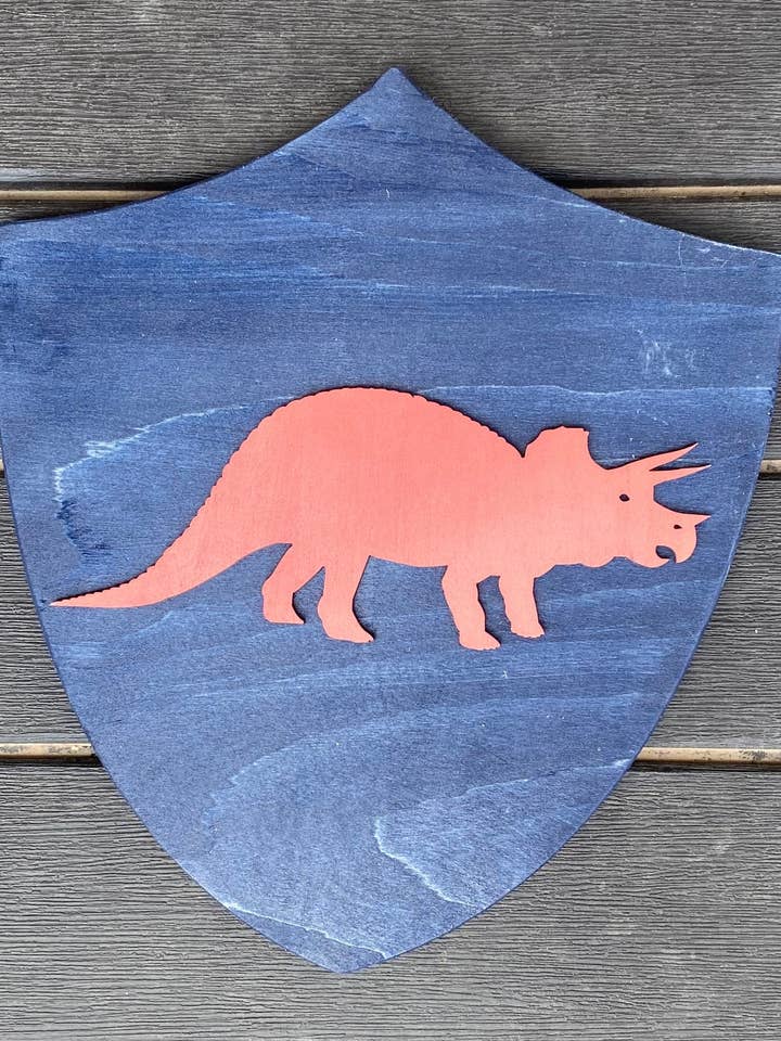 Bouclier avec blason pour la vente par Crayon Eater Designs