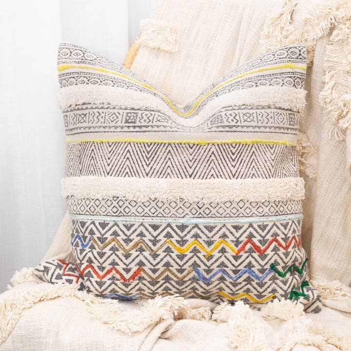 Housse de Coussin à Pompons Marocains en Lin - Style Berbère pour la vente par Glamthread