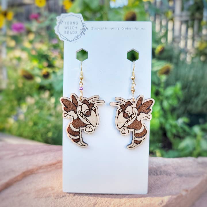 Orecchini con logo della Pine Bluffs High School per la vendita all'ingrosso da parte di Young Wild Bee