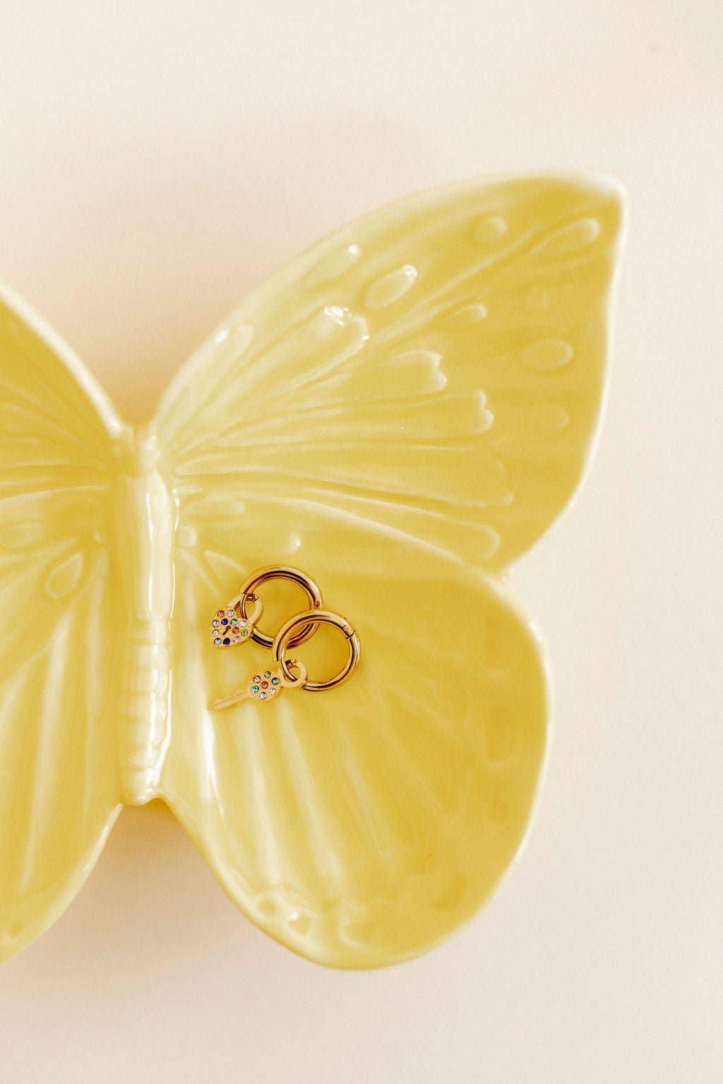 LINNY CO – wholesale Huggieörhängen – Huggie Charm Örhängen - Lås och Nyckel Guld5