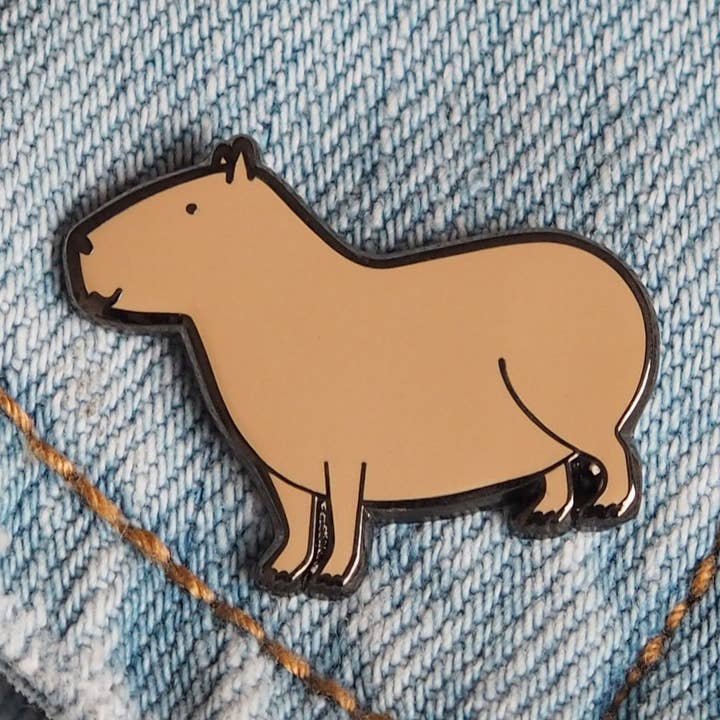Broche en émail Capybara pour la vente par Nutmeg and Arlo