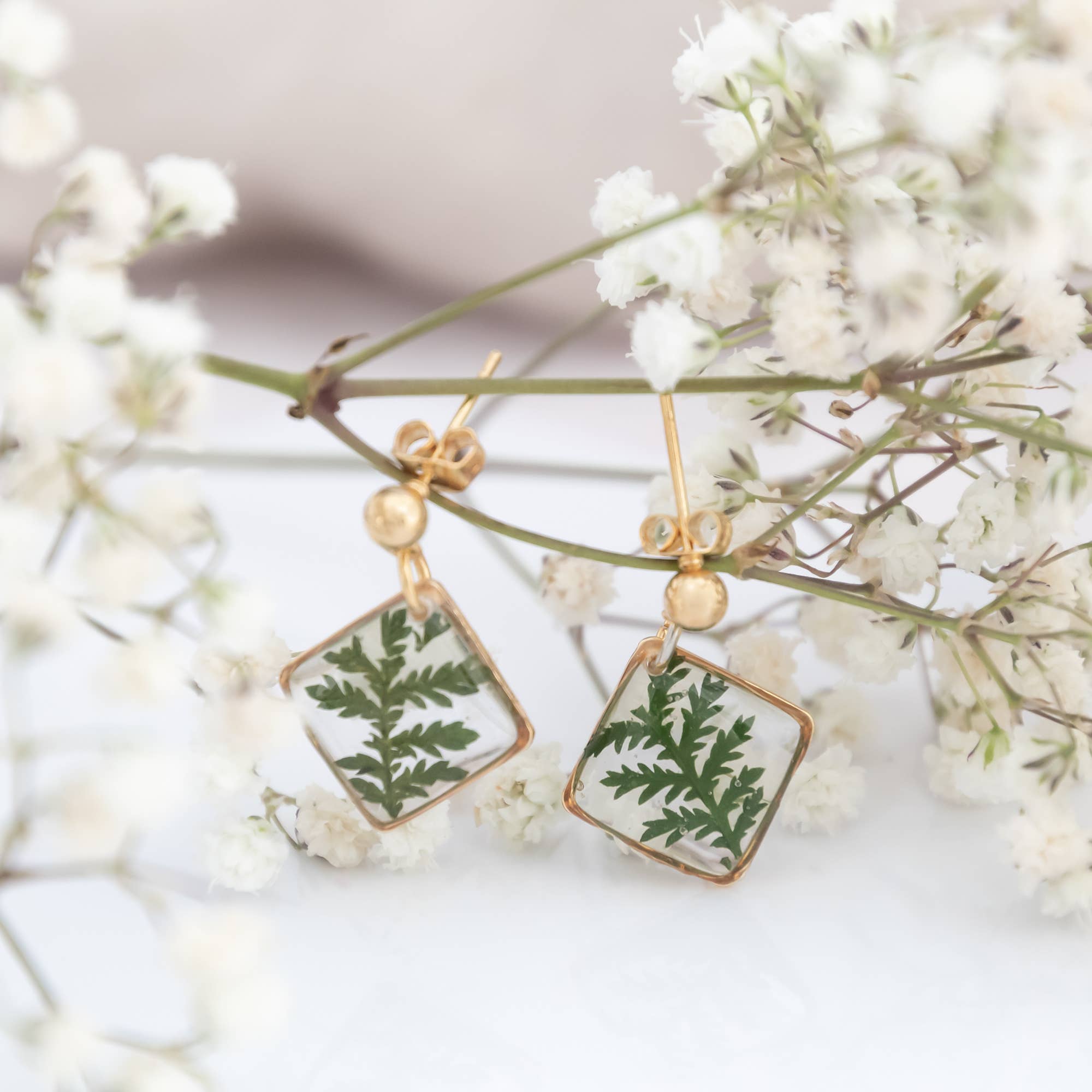 Allie and Posie – wholesale Dangle earrings – Gold drop earrings with real dried pressed fern leaves2