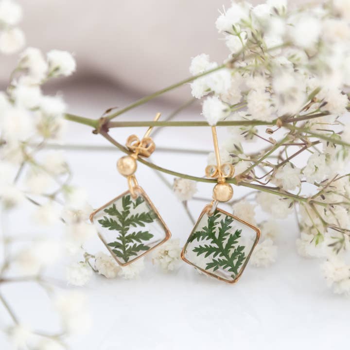 Allie and Posie – wholesale Dangle earrings – Gold drop earrings with real dried pressed fern leaves2