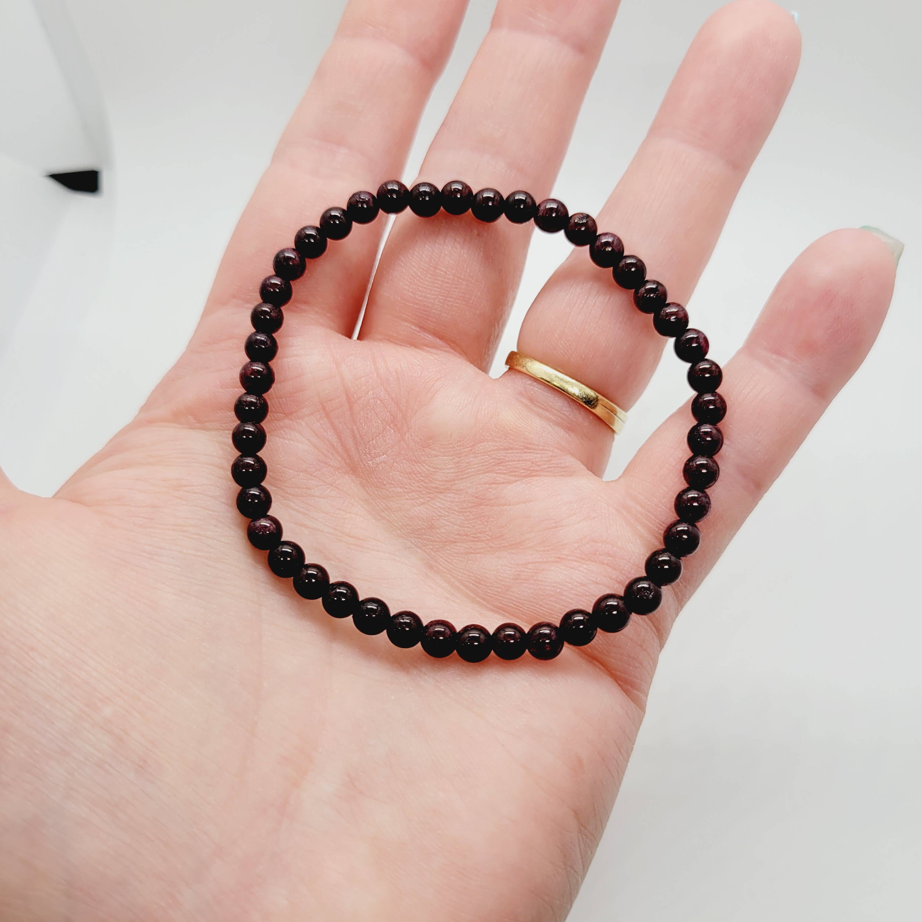 The Raven's Edge – Engroshandel Perlearmbånd – Granat sten armbånd Semi ædle sten Reiki Boho 4mm3