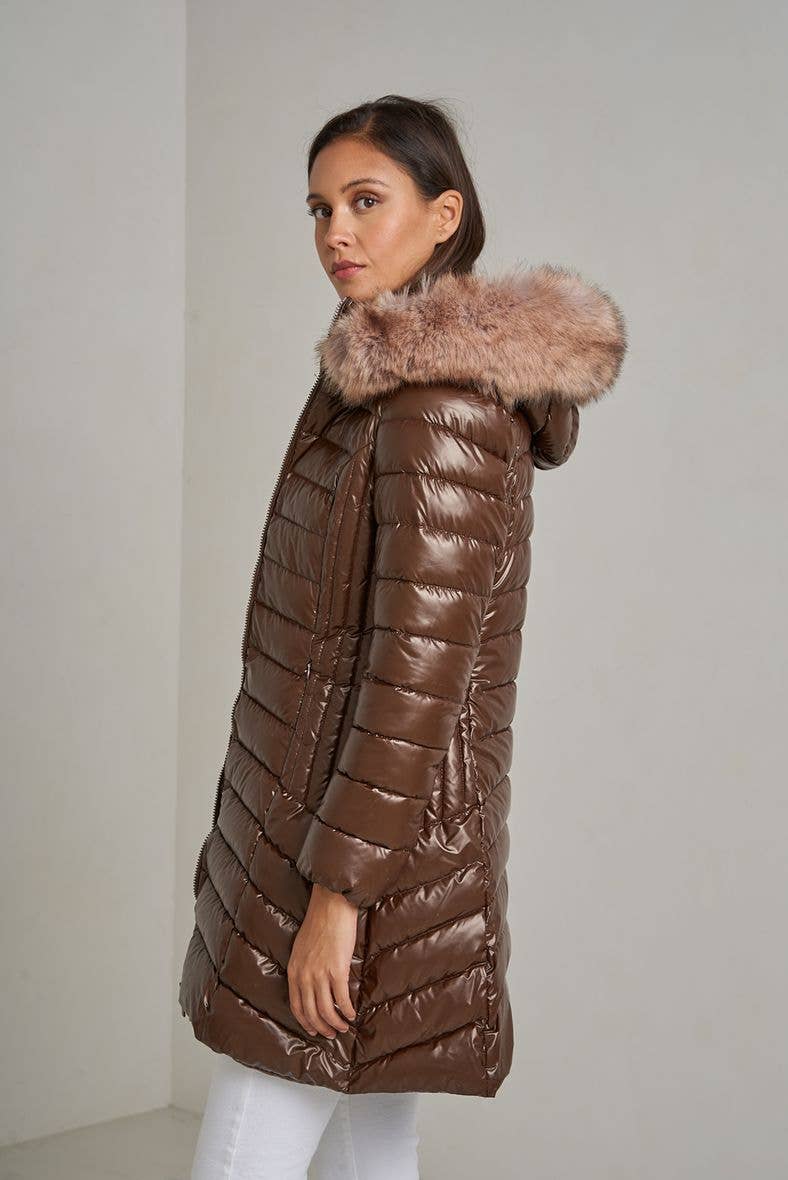 Attrait Paris – Großhandel Pufferjacke – Damen – Metallic lange Steppjacke mit Fell am Kapuzenrand14