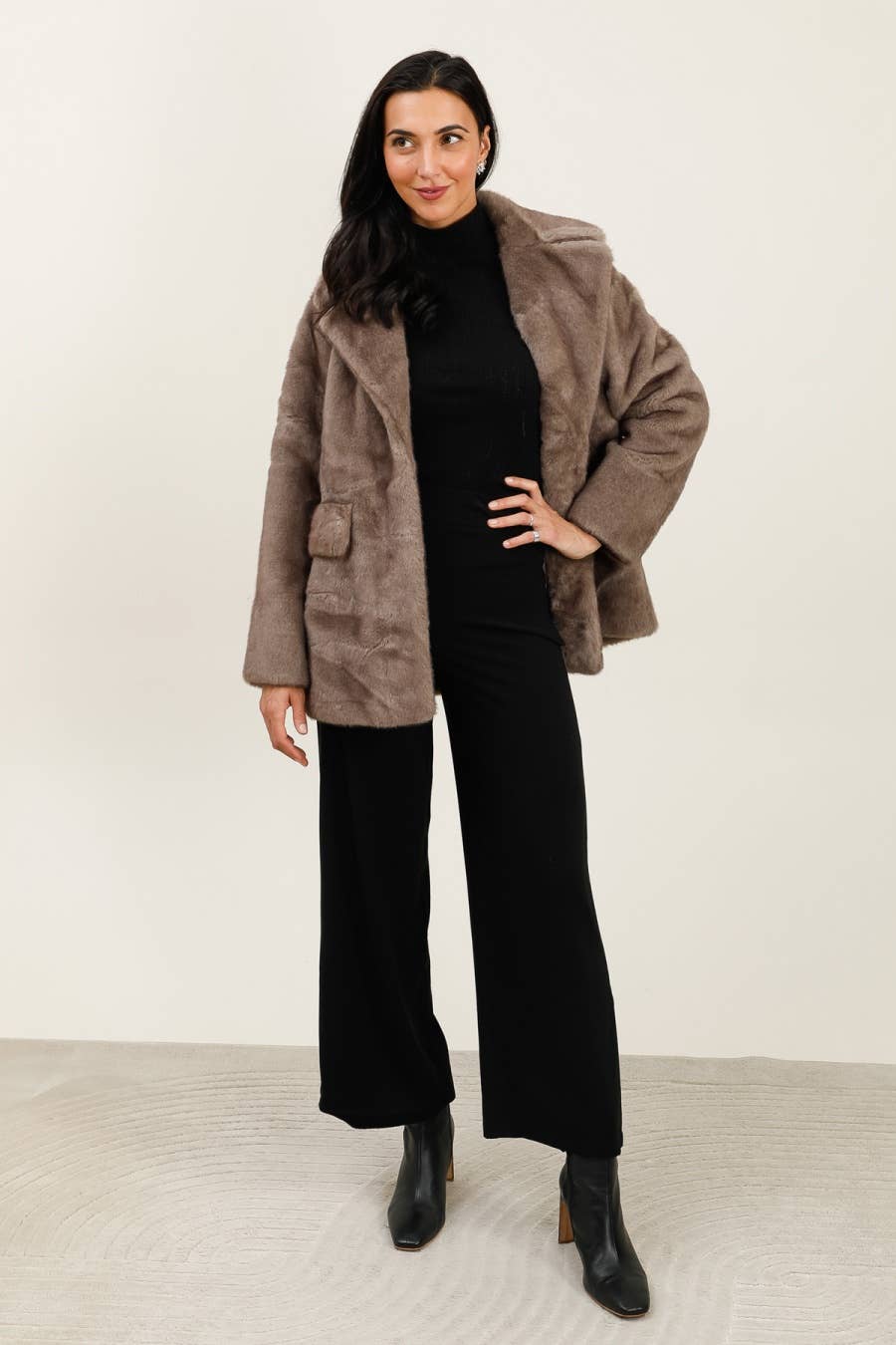 DIX-ONZE – wholesale Fur/faux fur coat – Women's – Soft Effect Fur Jacket – Chic & Versatility7