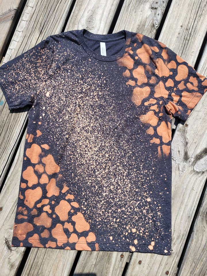 T-shirt sbiancata con stencil in pelle bovina per la vendita all'ingrosso da parte di Wanderlust Designs Wholesale