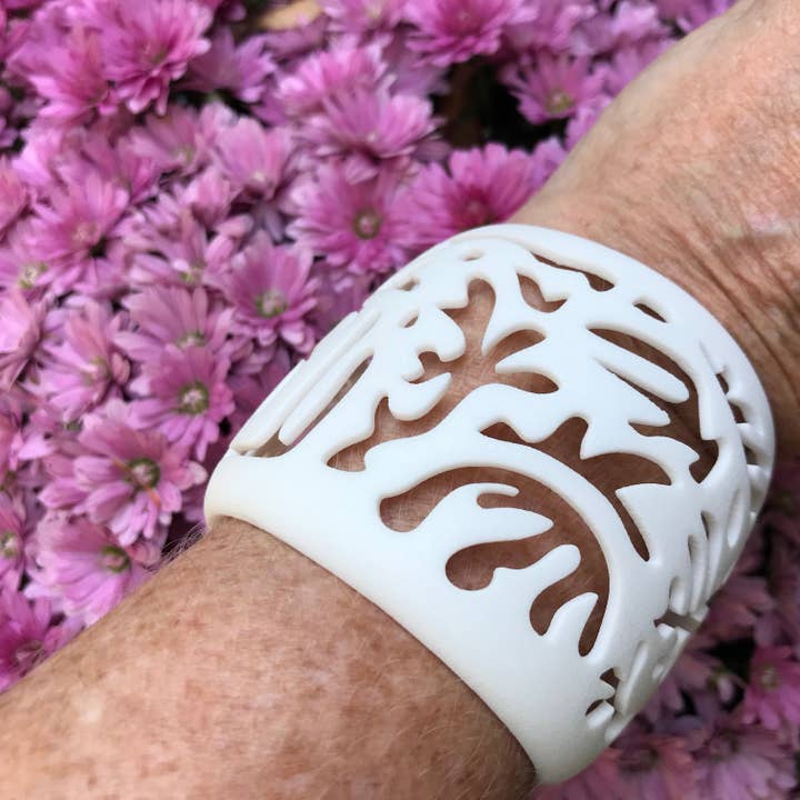 Manchette CORAL 2,5 « de large bracelet 9 options de couleurs pour la vente par Ree Gallagher Jewelry