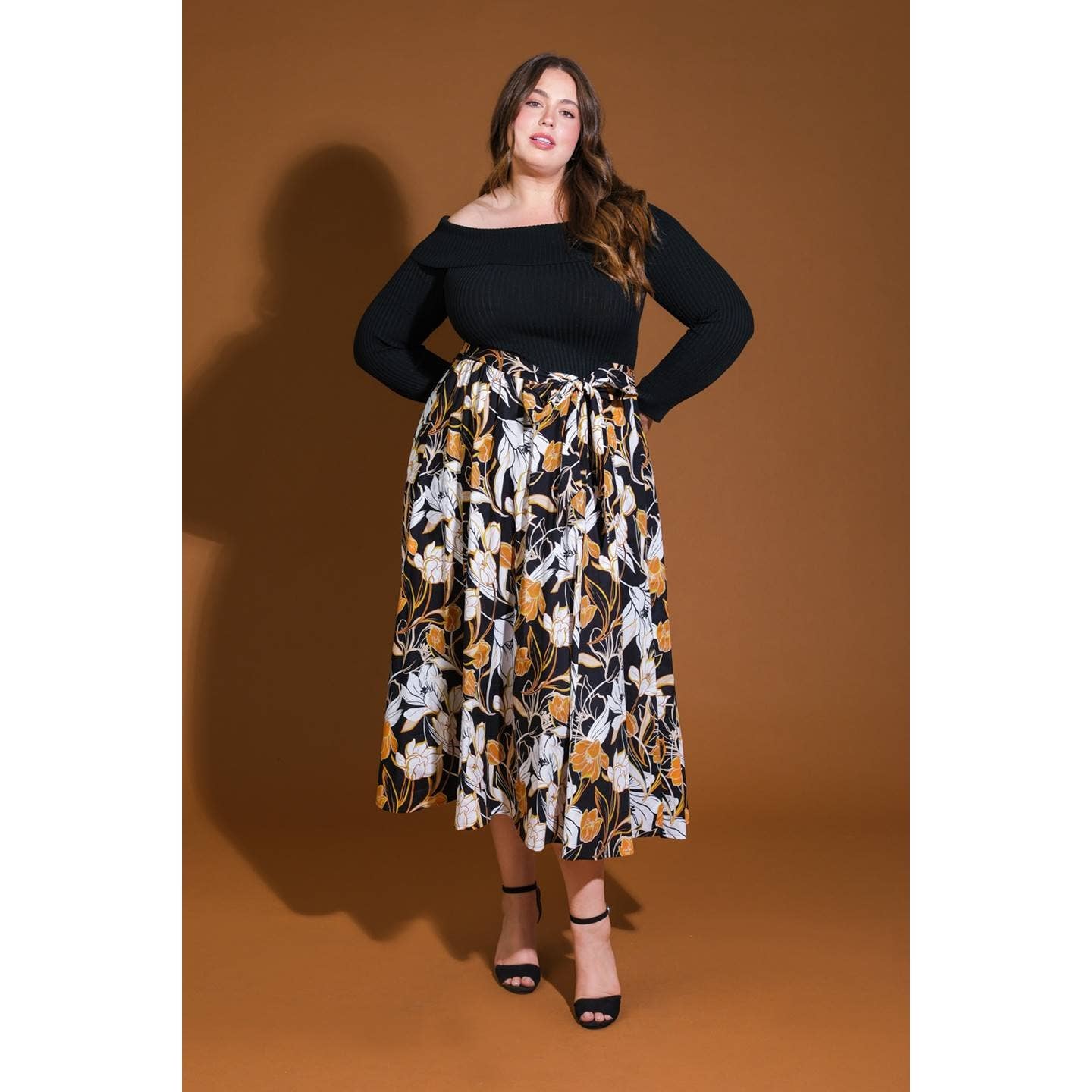 Svart PLUS SIZE KONTRAST RIBBSTICKAD TRÖJA MED BLOMMIG SLIPS M för wholesale på Faire1