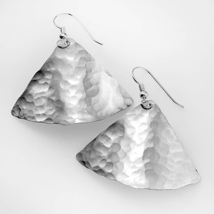 Brincos Pendentes em Prata de Lei com Triângulo Grande Curvado por atacado de Serendipity Creations