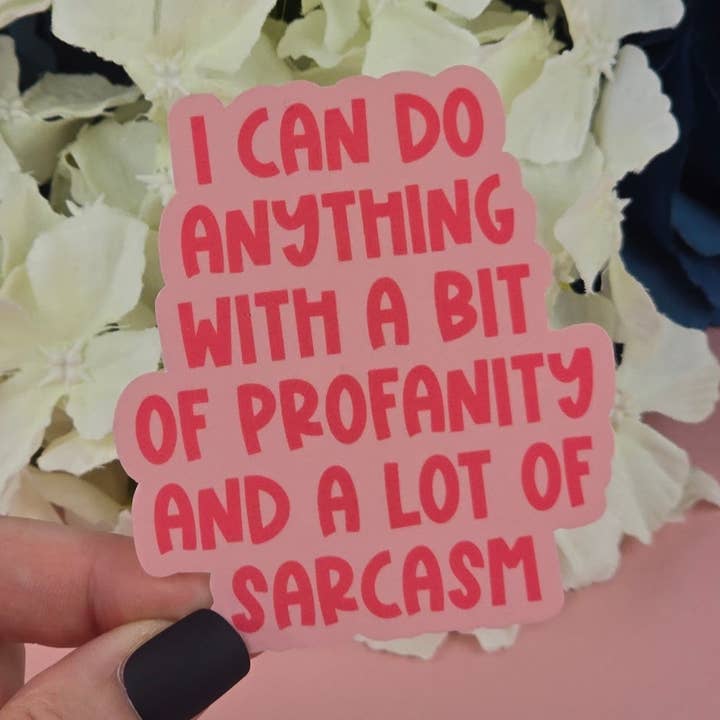 Adesivo impermeabile - Posso fare qualsiasi cosa con volgarità Adesivo singolo - Adesivo sarcastico - Adesivo divertente - Impertinente per la vendita all'ingrosso da parte di The Grumpy Tortoise