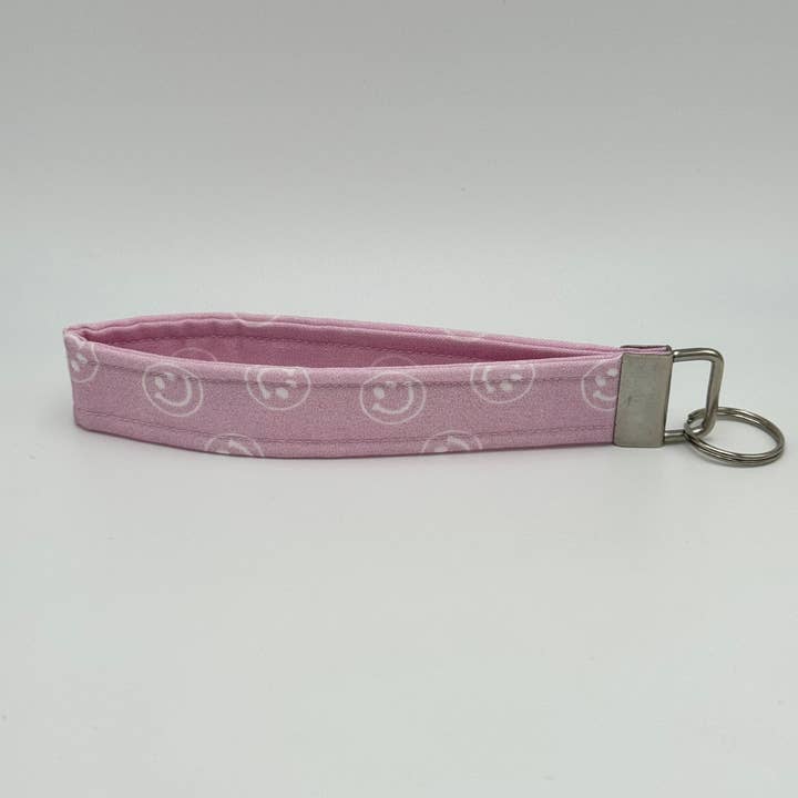 Porte-clés en tissu avec visage souriant rose, bracelet porte-clés pour la vente par The Sticker Lab