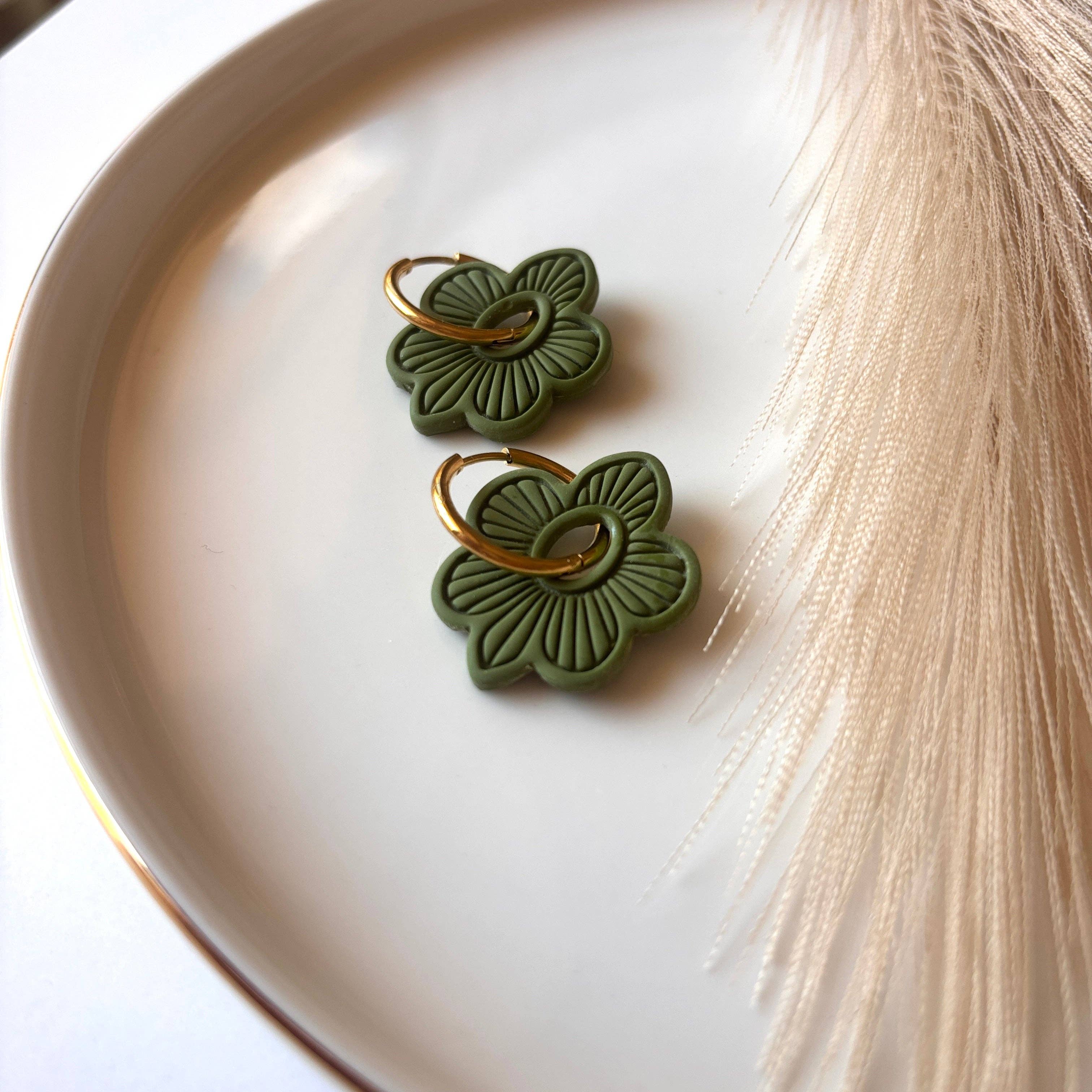 DUESTELLE ITALIA - Wholesale Dangle Earrings - Amaia - Hoop earrings with 18K gold-plated flower charm1