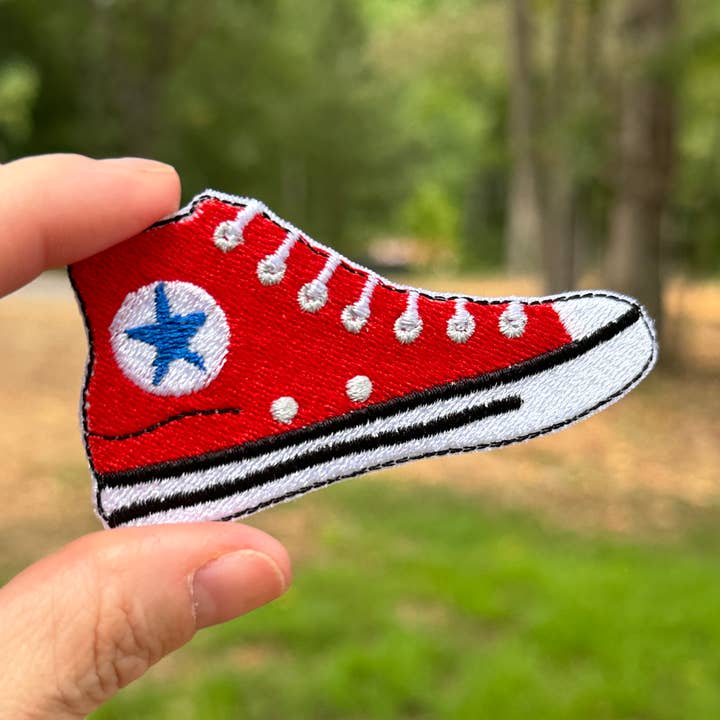 Sneaker brodée thermocollante | Patch à coudre pour la vente par Anne Van + Co