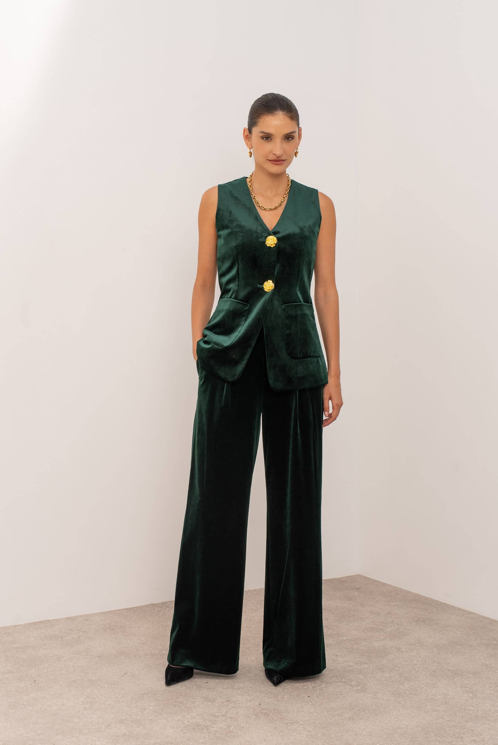 Attentif Paris – Engroshandel Habitvest – til kvinder – Lang velourvest med guldknapper20