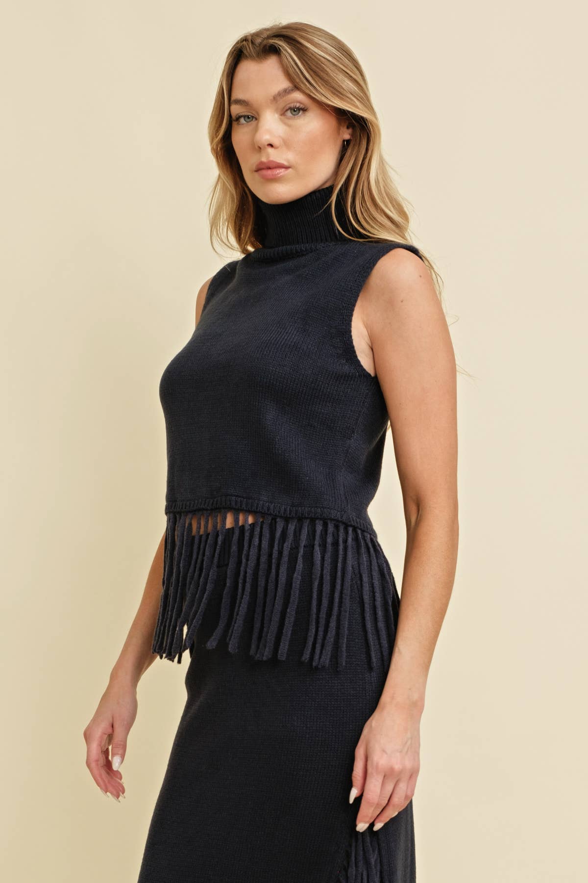 Cloud Ten - Vente Pull en maille – femme - CSW12054 - PULL COURT SANS MANCHES À COL ROULÉ ET OURLET FRANGÉ1