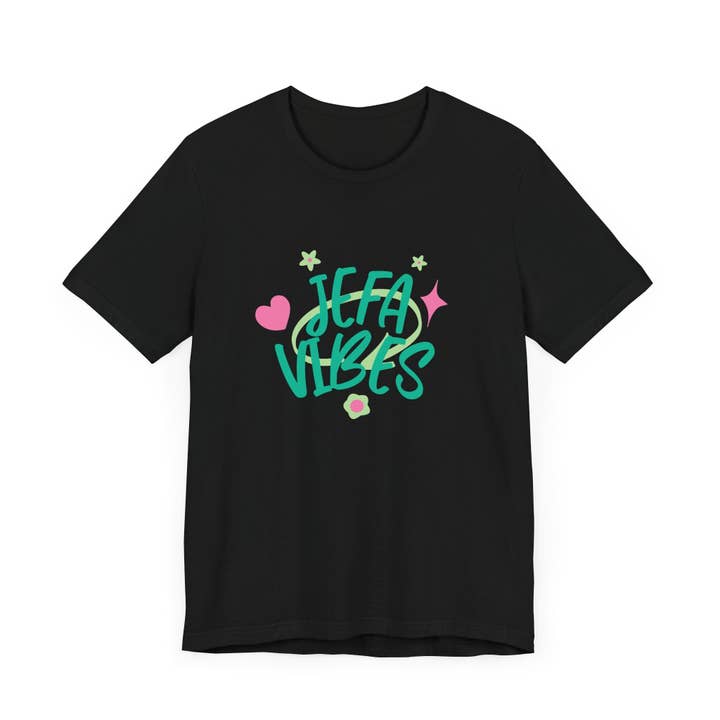 Bloom Designs – Engroshandel Grafisk t-shirt - Dame – Jefa Vibes Grafisk T-shirt - Boss Latina Energi | Jefa Latina T-shirt