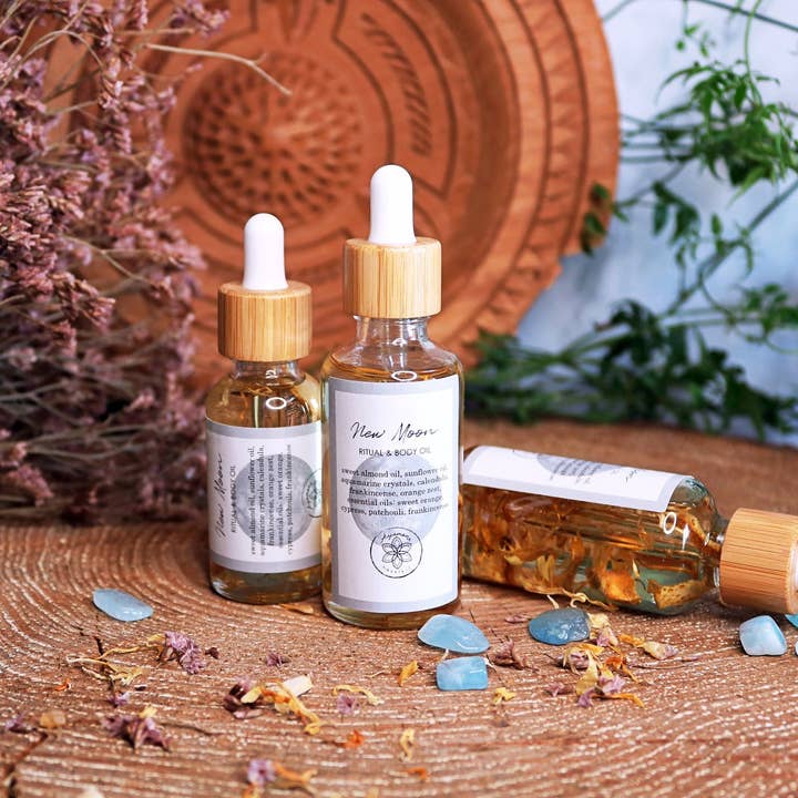 Huile corporelle New Moon Ritual aux huiles infusées aux cristaux pour la vente par Ayamani Naturals