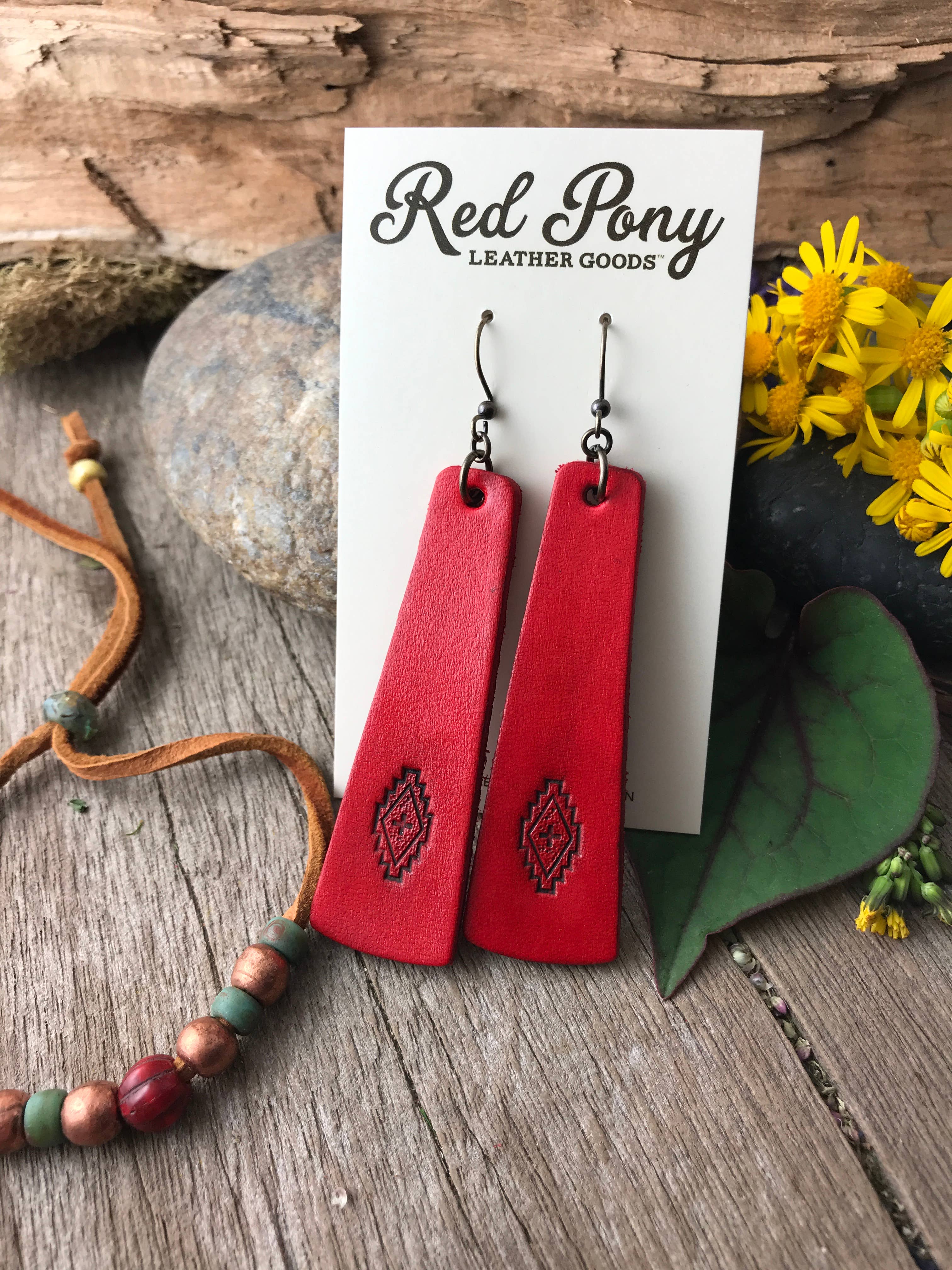 Red Pony Leather Goods – Brincos de argola por atacado – Brincos de couro com barra estilo western trabalhados à mão3