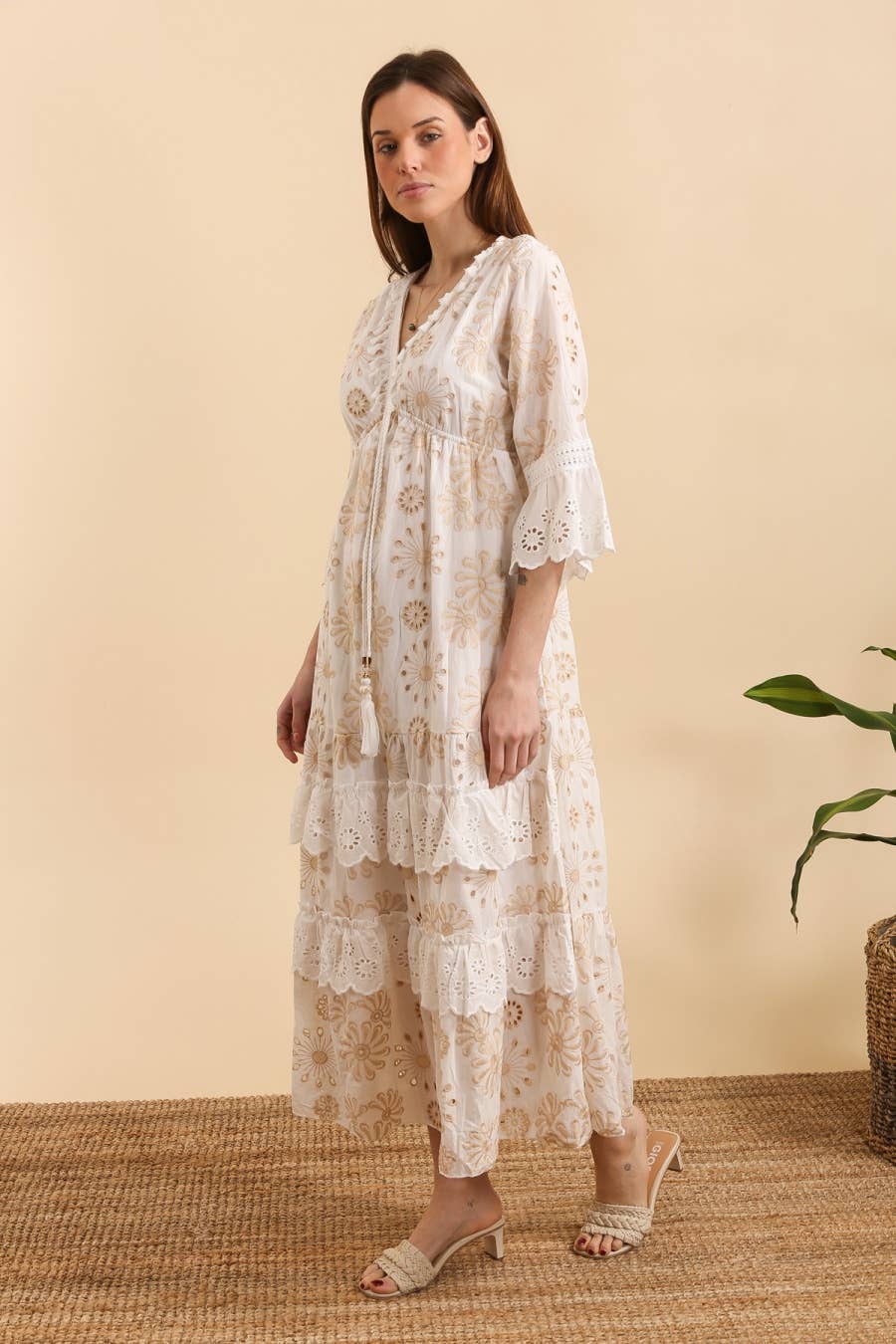 Weiß Boho-Maxikleid mit Lochstickerei QY006 für den Großhandel auf Faire2