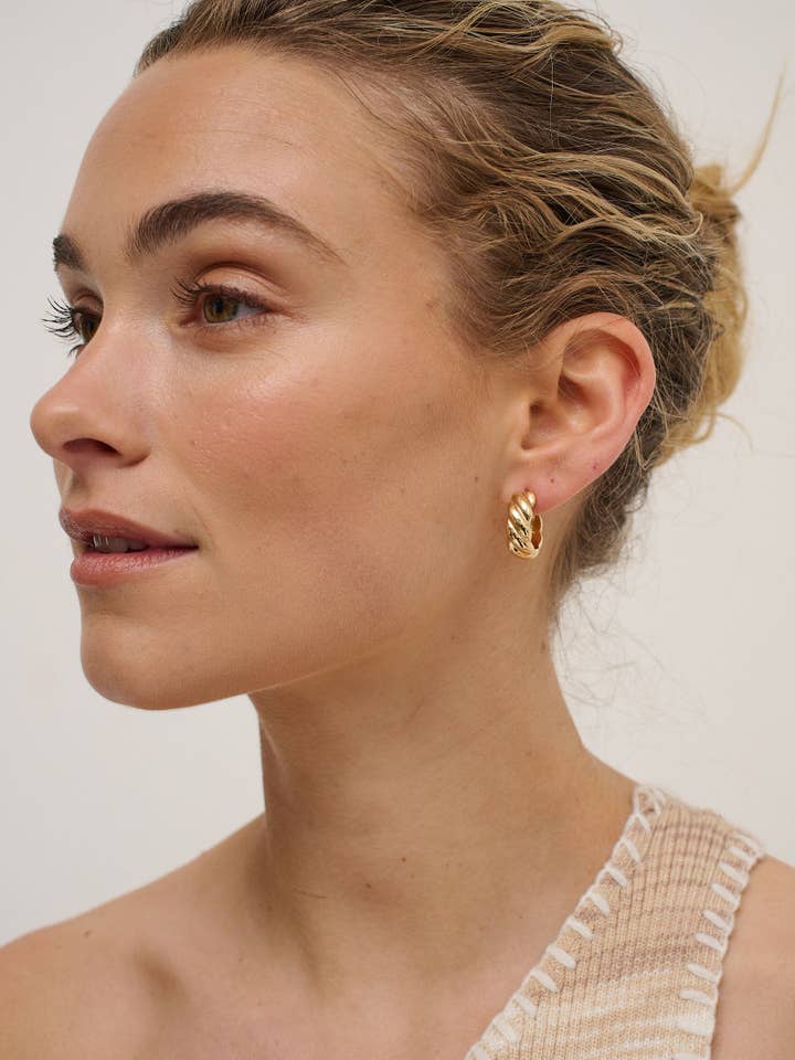 Brincos Camile Twist Banhados a Ouro 18K por atacado de Angels Whisper Accessories