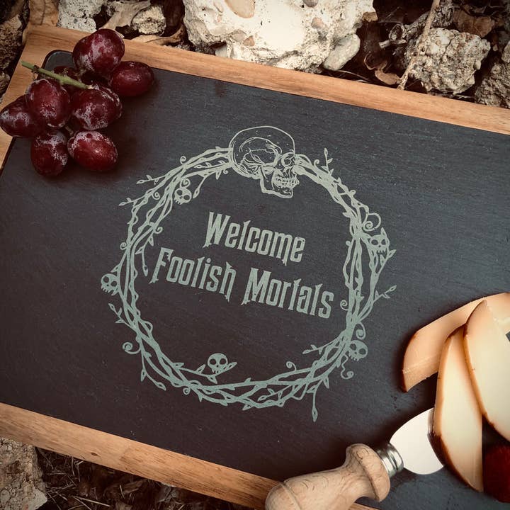 Planche à charcuterie gravée Welcome Foolish Mortals pour la vente par 66 Creative