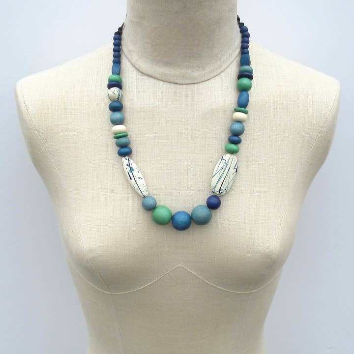 Collier sans métal en perles de bois bleu moraine, vert et blanc pour la vente par Katie and Company