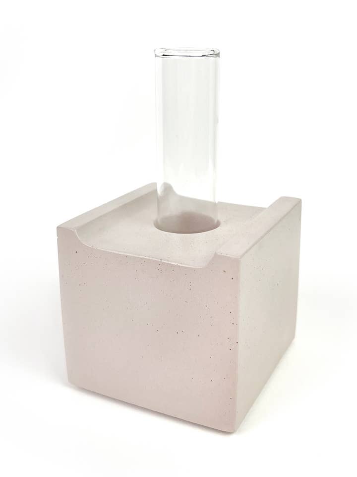 Betongutbredningsstation - Rodnad för wholesale av Known Goods Co.