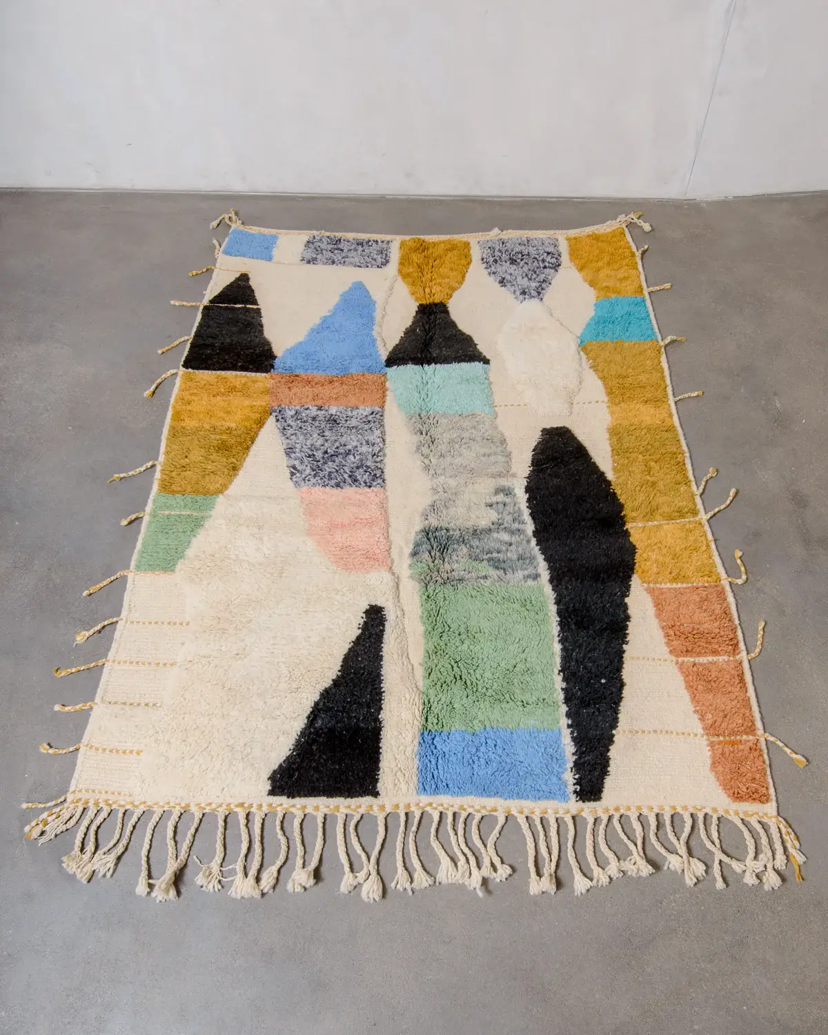 BerberNest - Wholesale Vloerkleed - Handgetufte abstracte Berber-tapijt – Crèmekleurige basis met aardetinten1