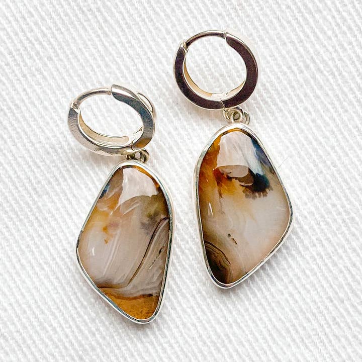 Montana Agate Huggie Hoops voor wholesale door Meghan Elisabeth Art