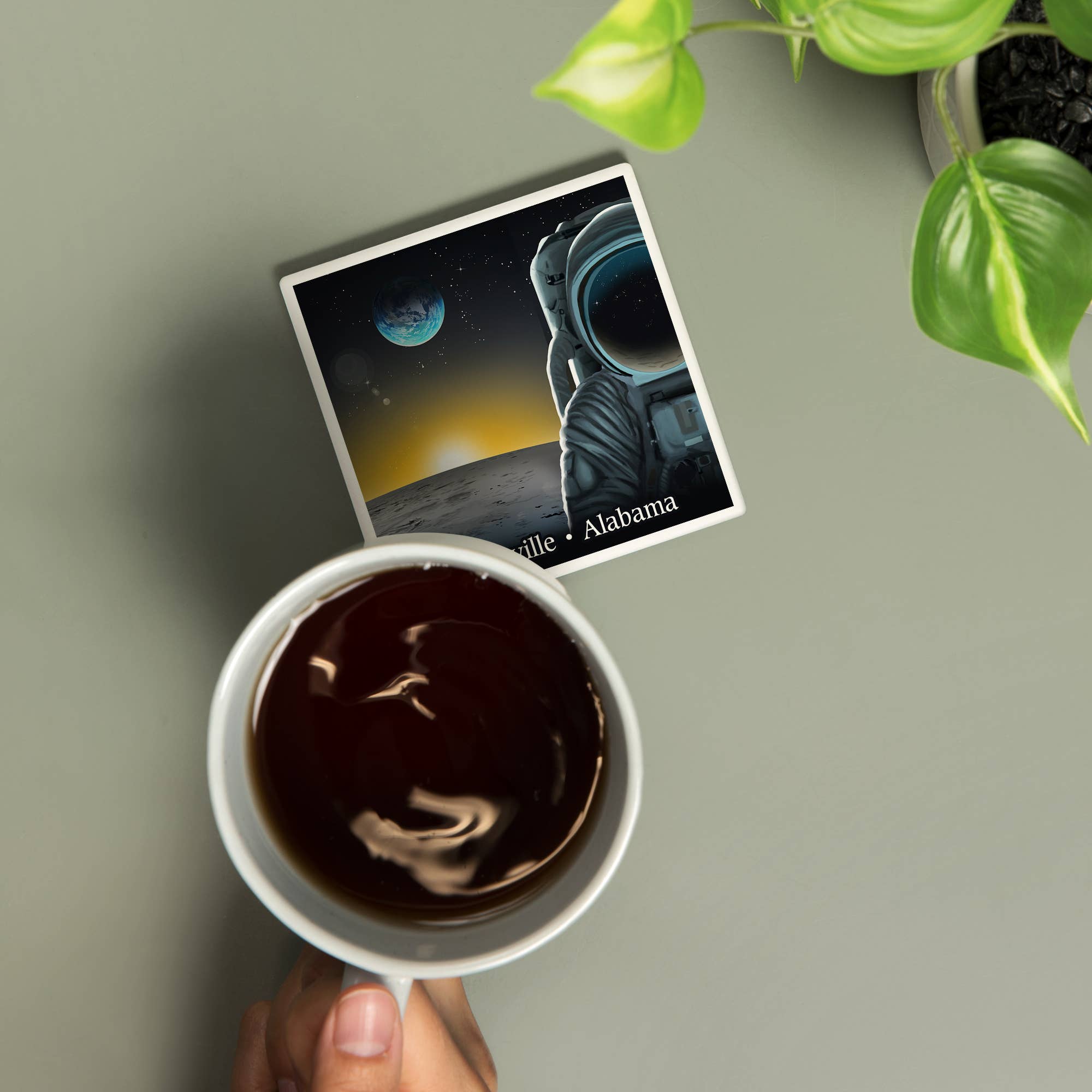 Lantern Press - Venta al por mayor Posavasos - POSAVASOS DE CERÁMICA Huntsville, Alabama Hombre en la luna al atardecer1