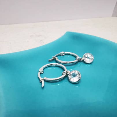 Créoles en argent sterling avec topaze blanche pour la vente par Sophellie Jewellery