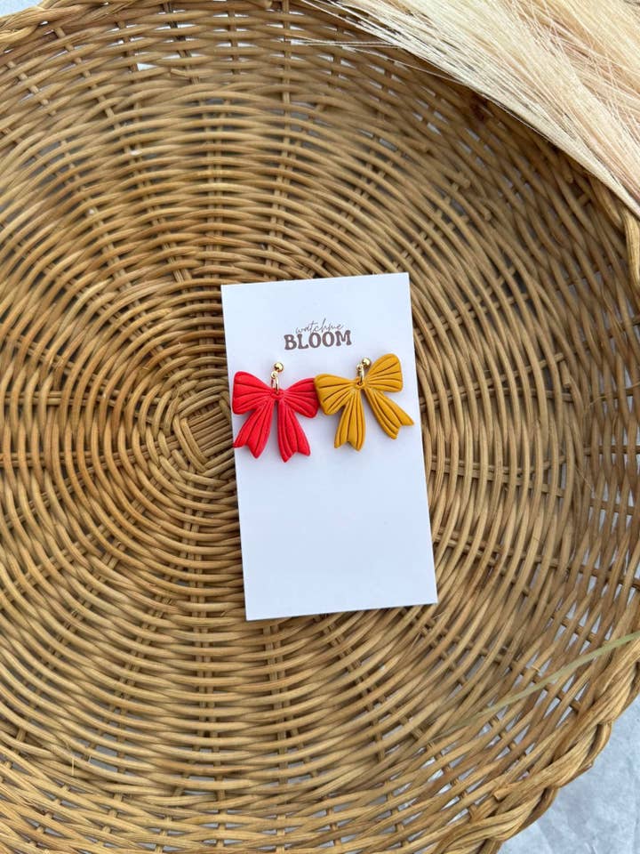 Professionella fotbollsinspirerade örhängen i polymerlera för wholesale av Watch Me Bloom