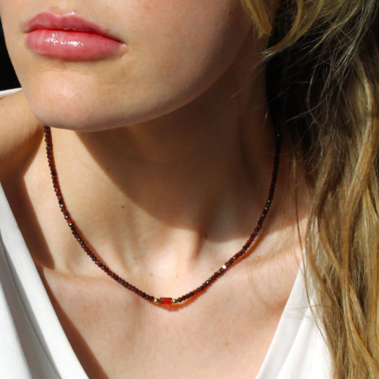 The Silver Wren - Vente Collier de perles - Collier Jules en grenat perlé1