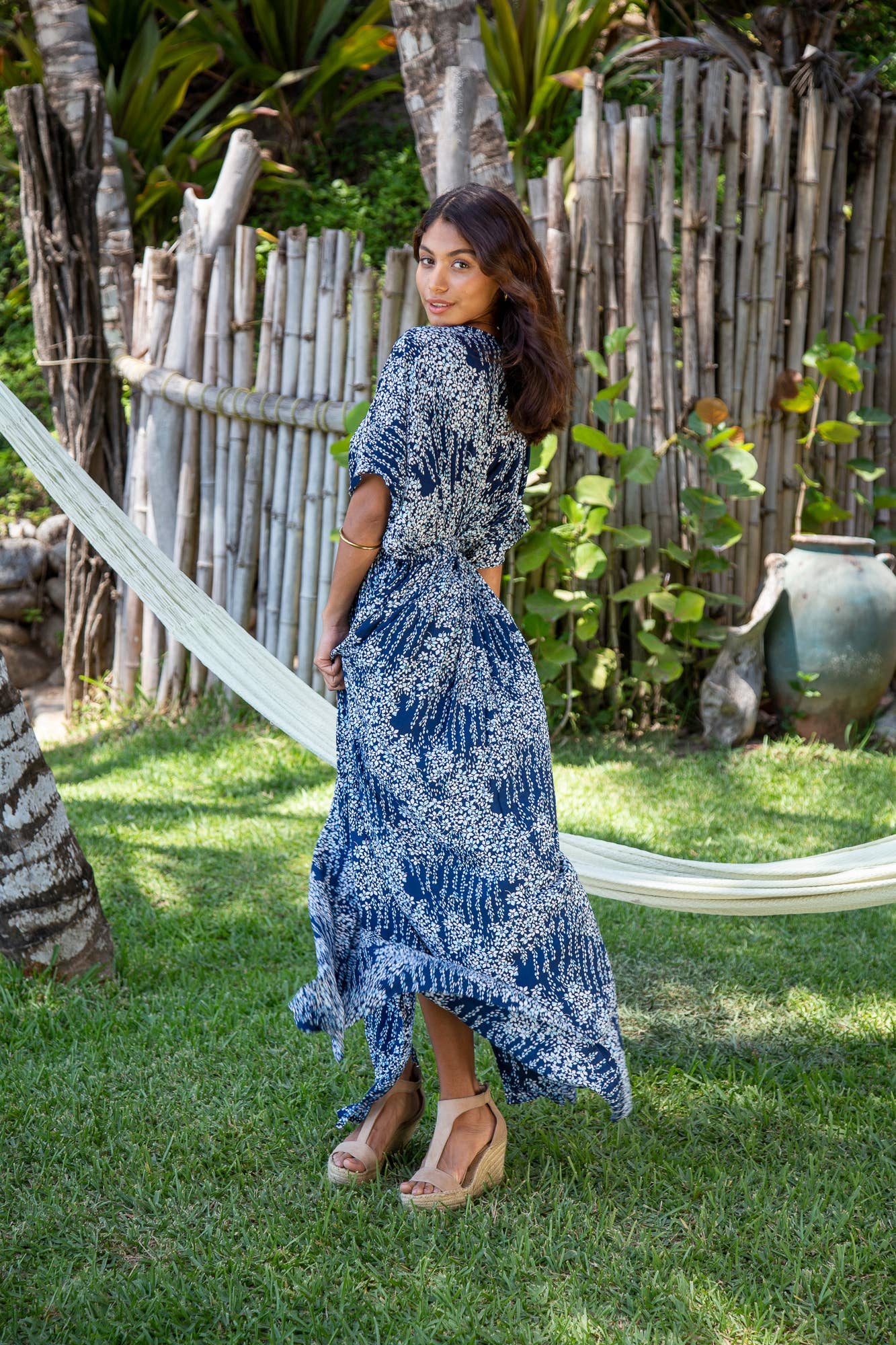 Azul marino de Fiji Vestido largo tipo kimono Amy para playa de verano de primera calidad en flor azul marino de Fiji de venta al por mayor en Faire3