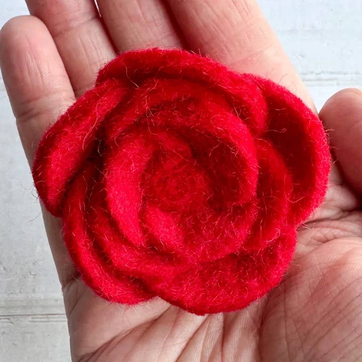Une rose rouge en feutre pour la vente par Sewing Seeds Play