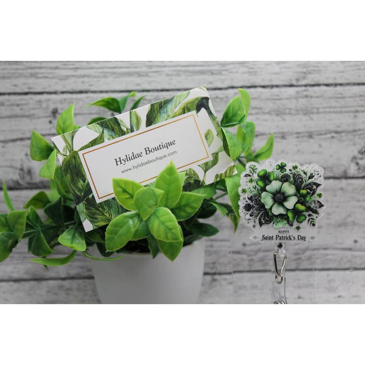 Badge-rolhouder met bloemen voor St. Patrick's Day voor wholesale door Hylidae Boutique