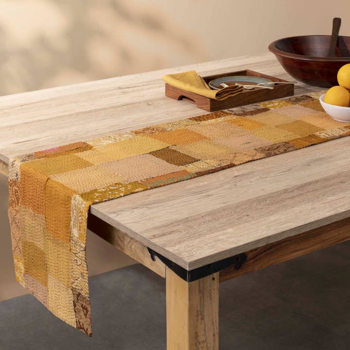 Bedruckter Fray-Patch-Kantha-Tischläufer – Gold für den Großhandel von Maison Mieko