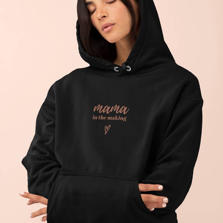 „Mama in the Making“ hættetrøje for engroshandel hos Chronically Creative & Co.