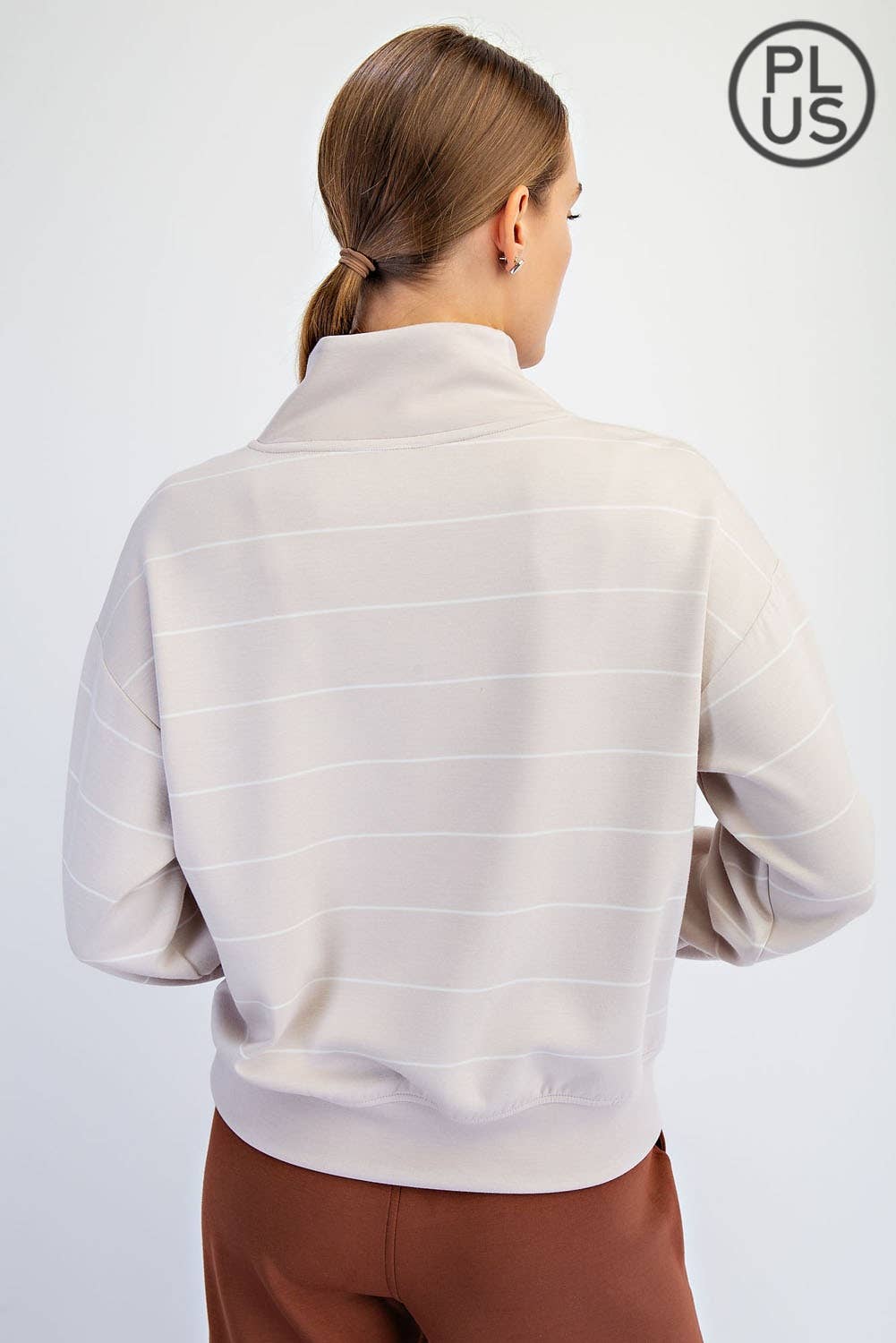 Rae Mode - Vendita all'ingrosso Felpa - Donna - GIACCA SCUBA A RIGHE IN MODAL TAGLIA FORTE CON SCOLLO A V6