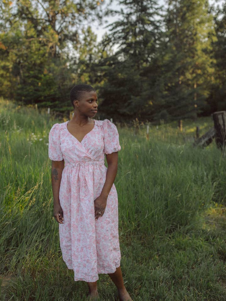 Vestito Adelaide in Garden Rose Toile-Abito a Portafoglio Floreale Rosa per la vendita all'ingrosso da parte di Wilder Collective