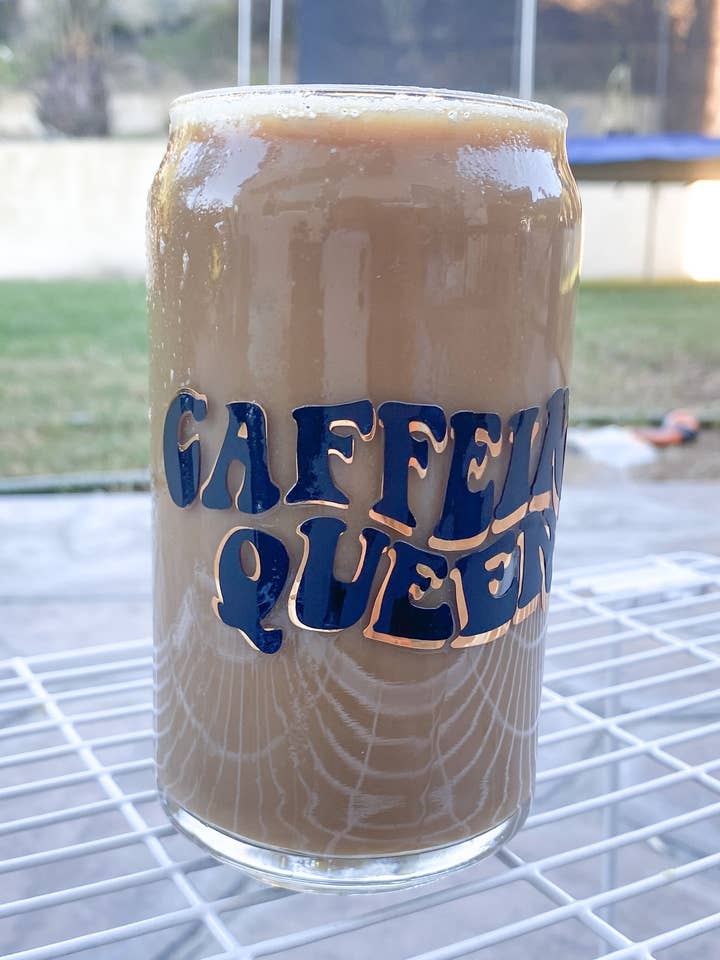 Canette en verre de caféine Queen pour la vente par Drink Happy Design Co