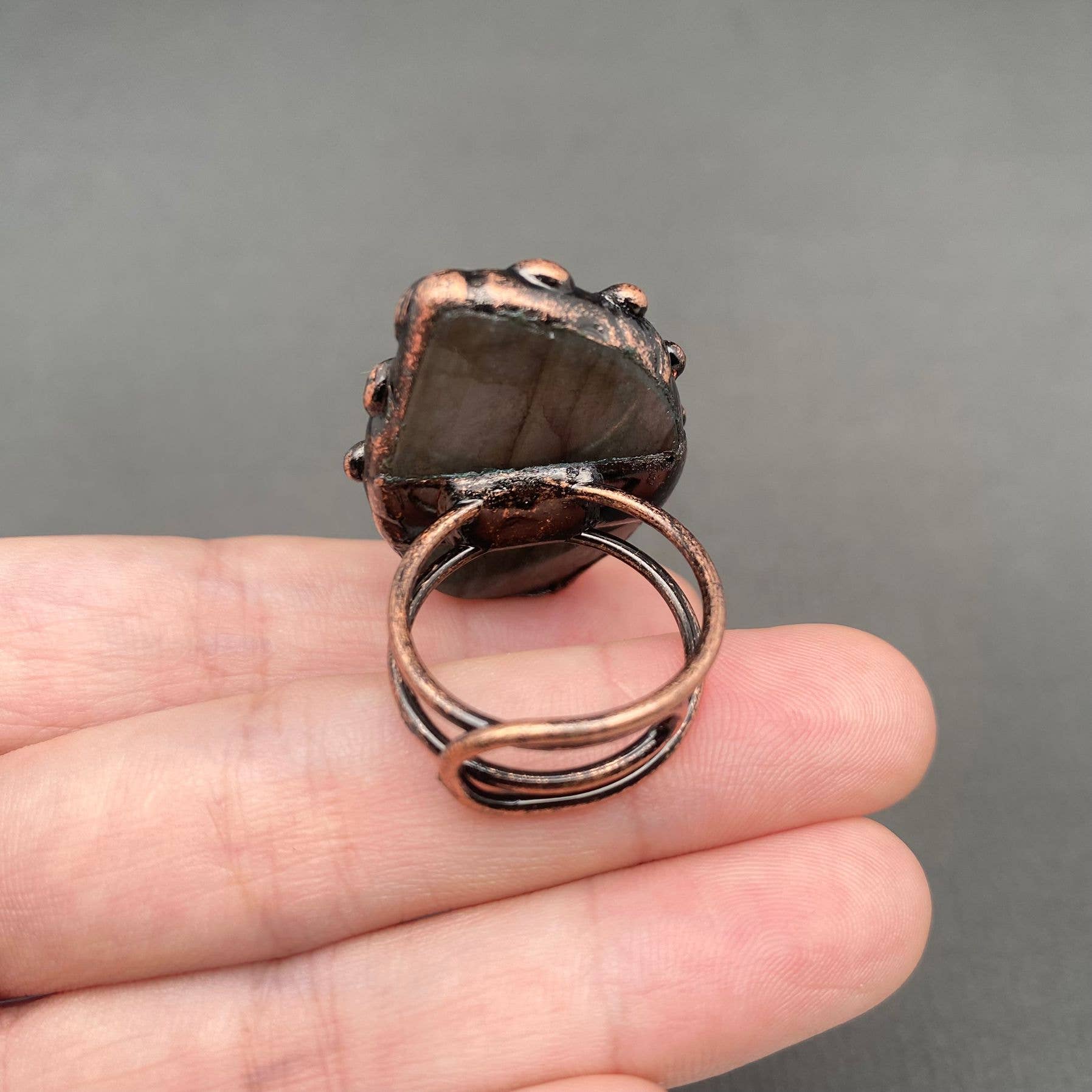 Mio Queena – Großhandel Cocktail-/Statement-Ring – Vintage Anemousite Bronze Naturstein Verstellbarer Ring - CS2