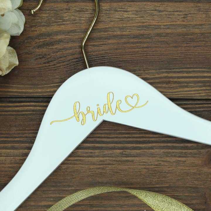 Bruid Hart Goud Gegraveerde Hanger, Wit met Gouden Haak voor wholesale door Bride and Bow
