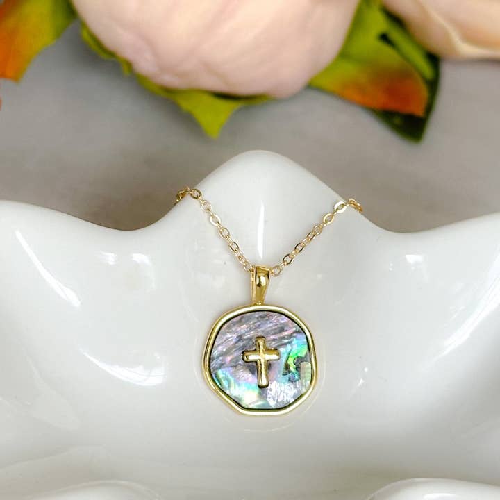 Abalone schelp en gouden kruis ketting voor wholesale door Woobie Beans Jewelry, Gifts & Apparel
