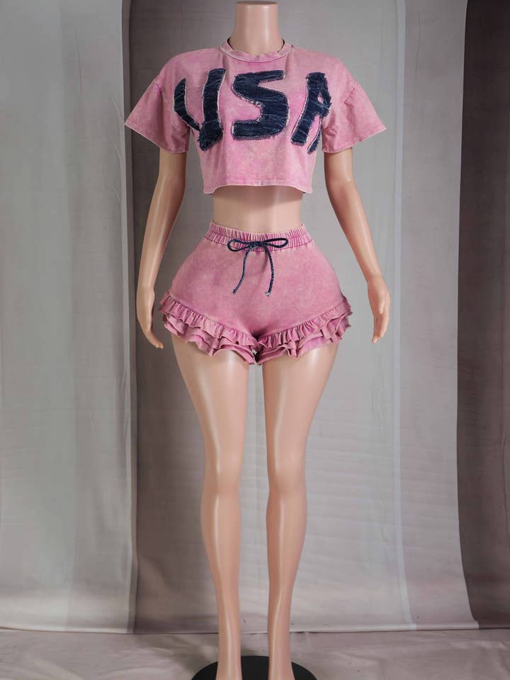Ultra Rosa CONJUNTO DE TOP CON PARCHES Y PANTALONES CORTOS CON VOLANTES DE DENIM LAVADO MINERAL de venta al por mayor en Faire1