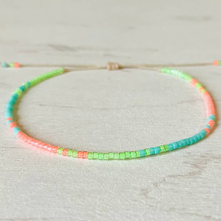 Justerbart armband med Miyuki-fröpärlor i nylon, modell 111 för wholesale av Atelline