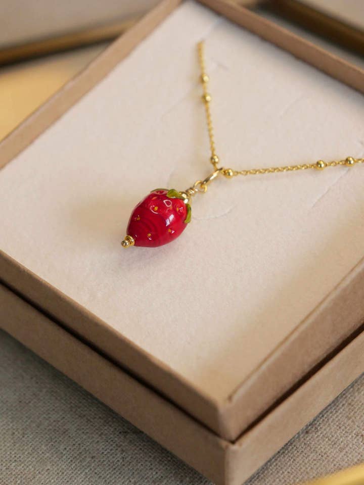 Golden jordbær lang halskæde for engroshandel hos CHRISTEL BUSSIERE